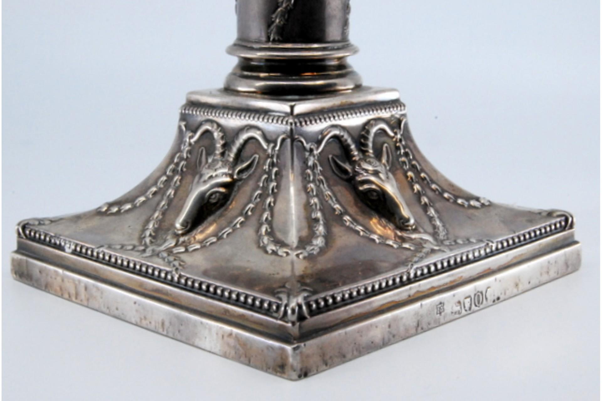 Silver candlestick with rope-wound shaft and ram heads on square base In Good Condition For Sale In Porto, PT