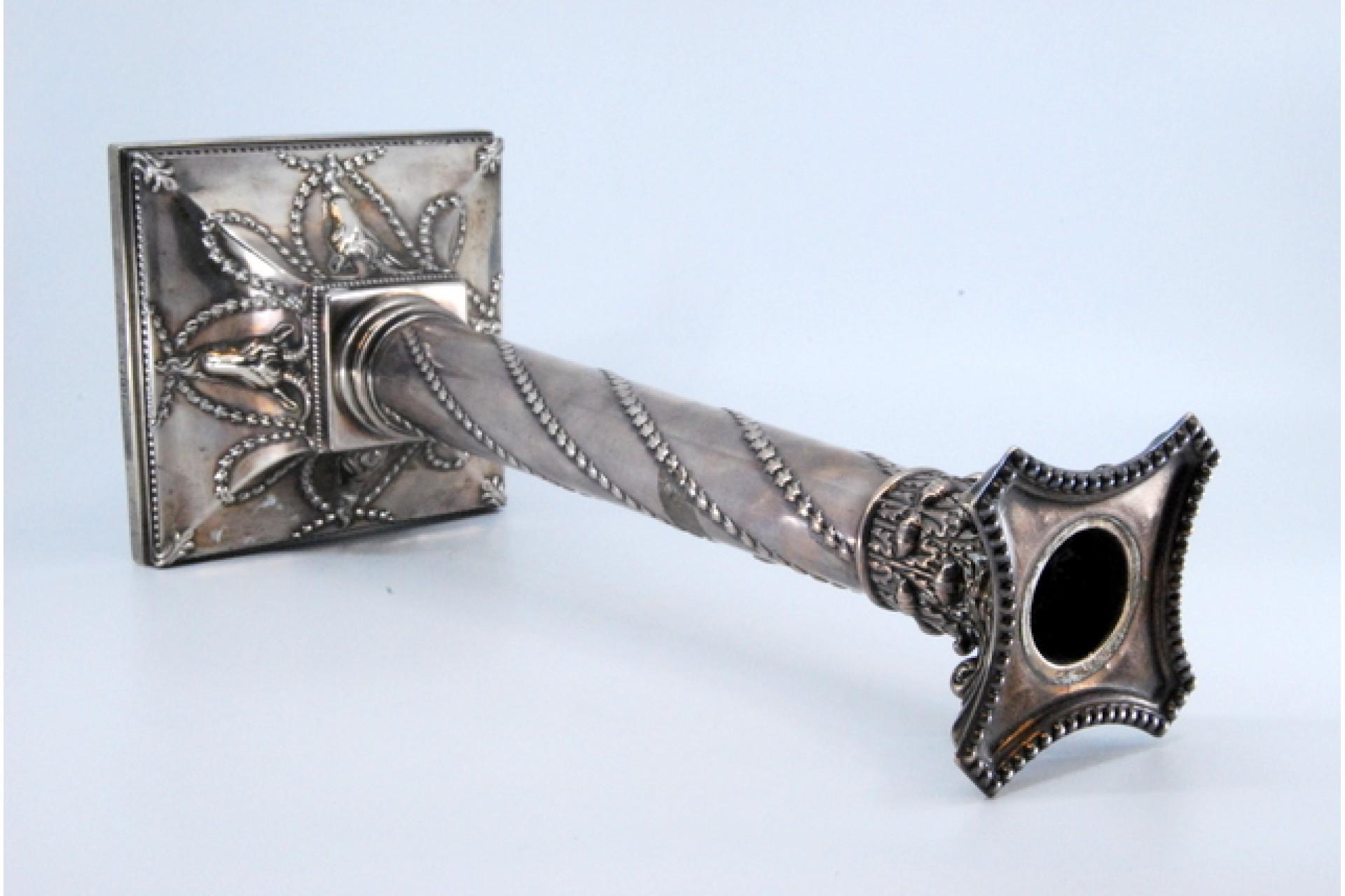 Silver candlestick with rope-wound shaft and ram heads on square base For Sale 1