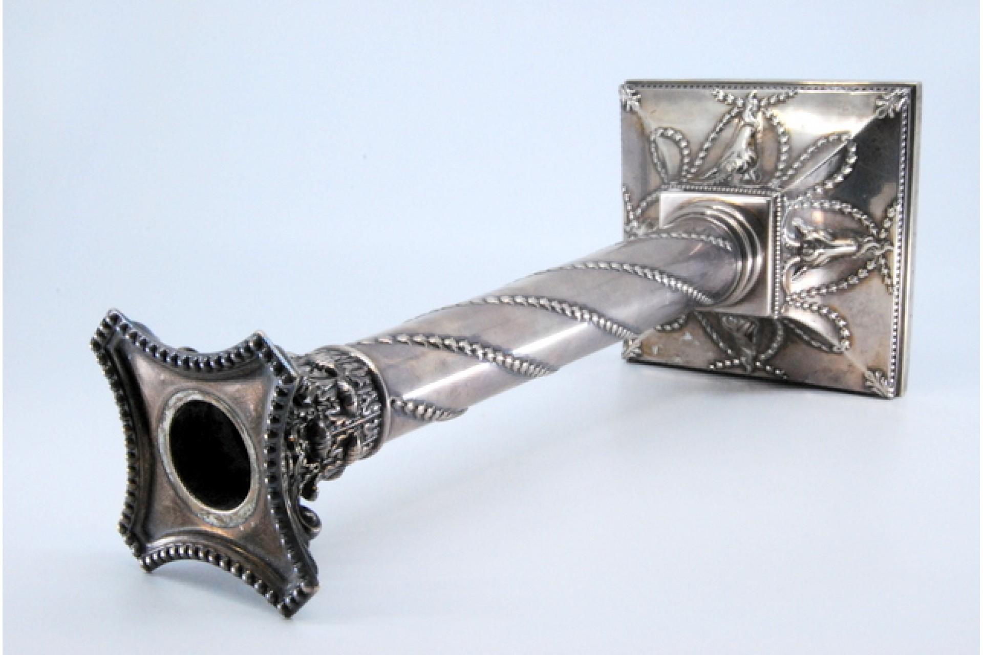 Silver candlestick with rope-wound shaft and ram heads on square base For Sale 2