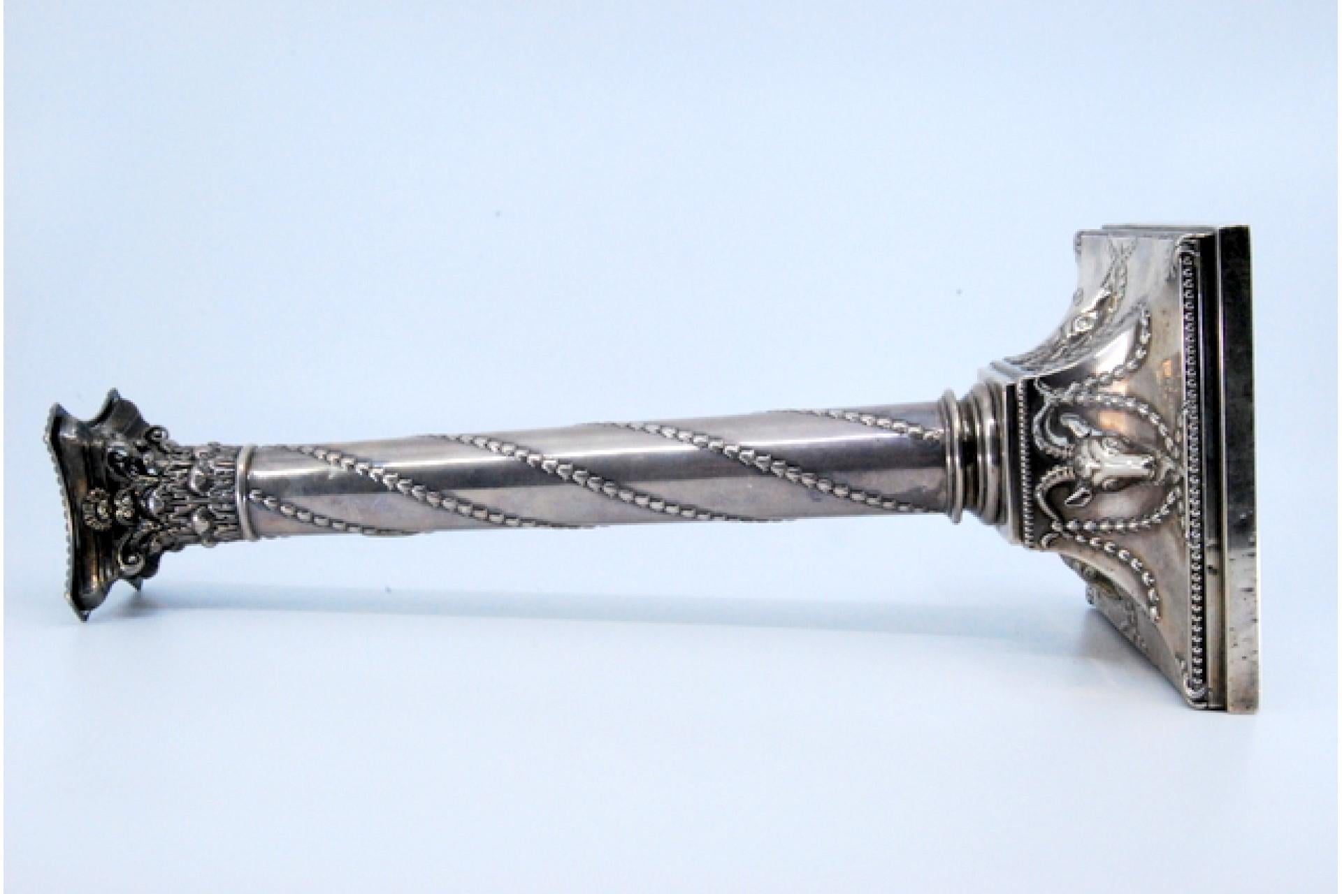 Silver candlestick with rope-wound shaft and ram heads on square base For Sale 3