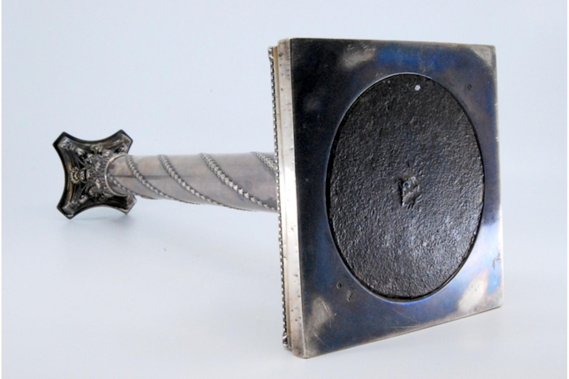 Silver candlestick with rope-wound shaft and ram heads on square base For Sale 4