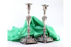 Candelieri in argento con foglie d'acanto e figure mitologiche su basi quadrate