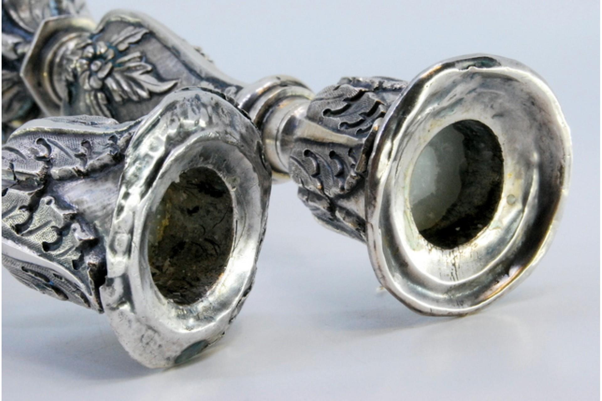 European Silver candlesticks with embossed flowers and acanthus leaves on three feet For Sale