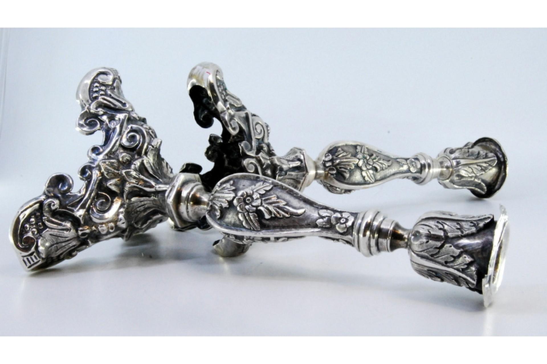 Silver candlesticks with embossed flowers and acanthus leaves on three feet In Good Condition For Sale In Porto, PT