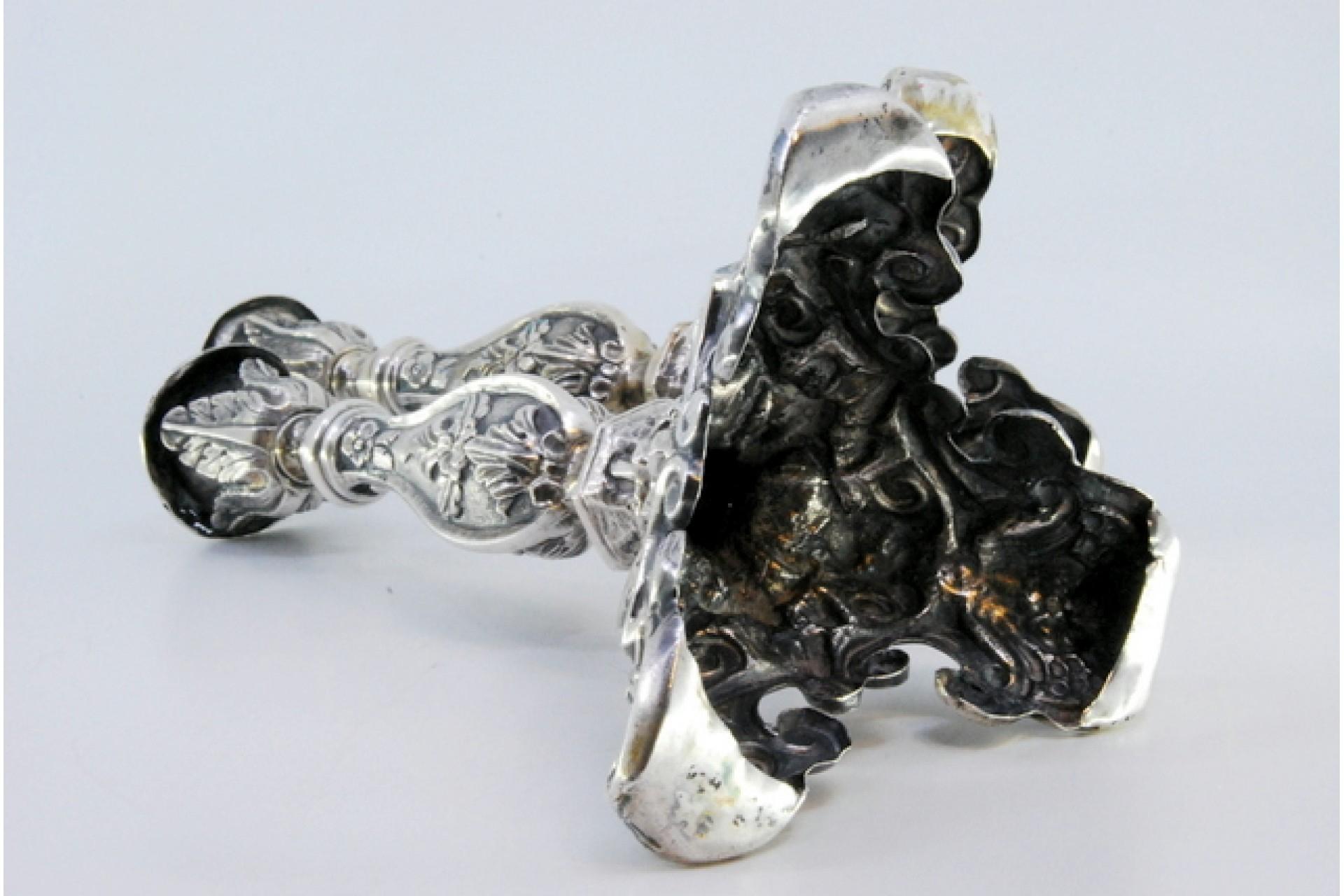 18th Century Silver candlesticks with embossed flowers and acanthus leaves on three feet For Sale