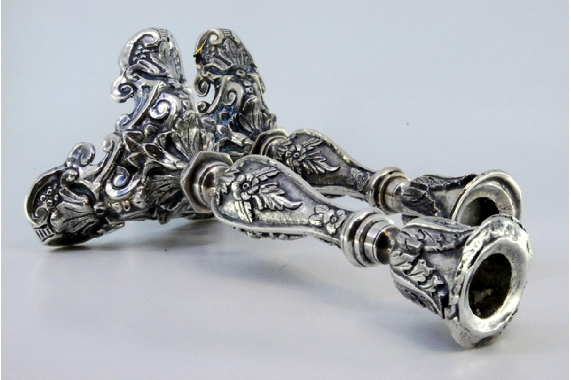 Silver candlesticks with embossed flowers and acanthus leaves on three feet For Sale 1