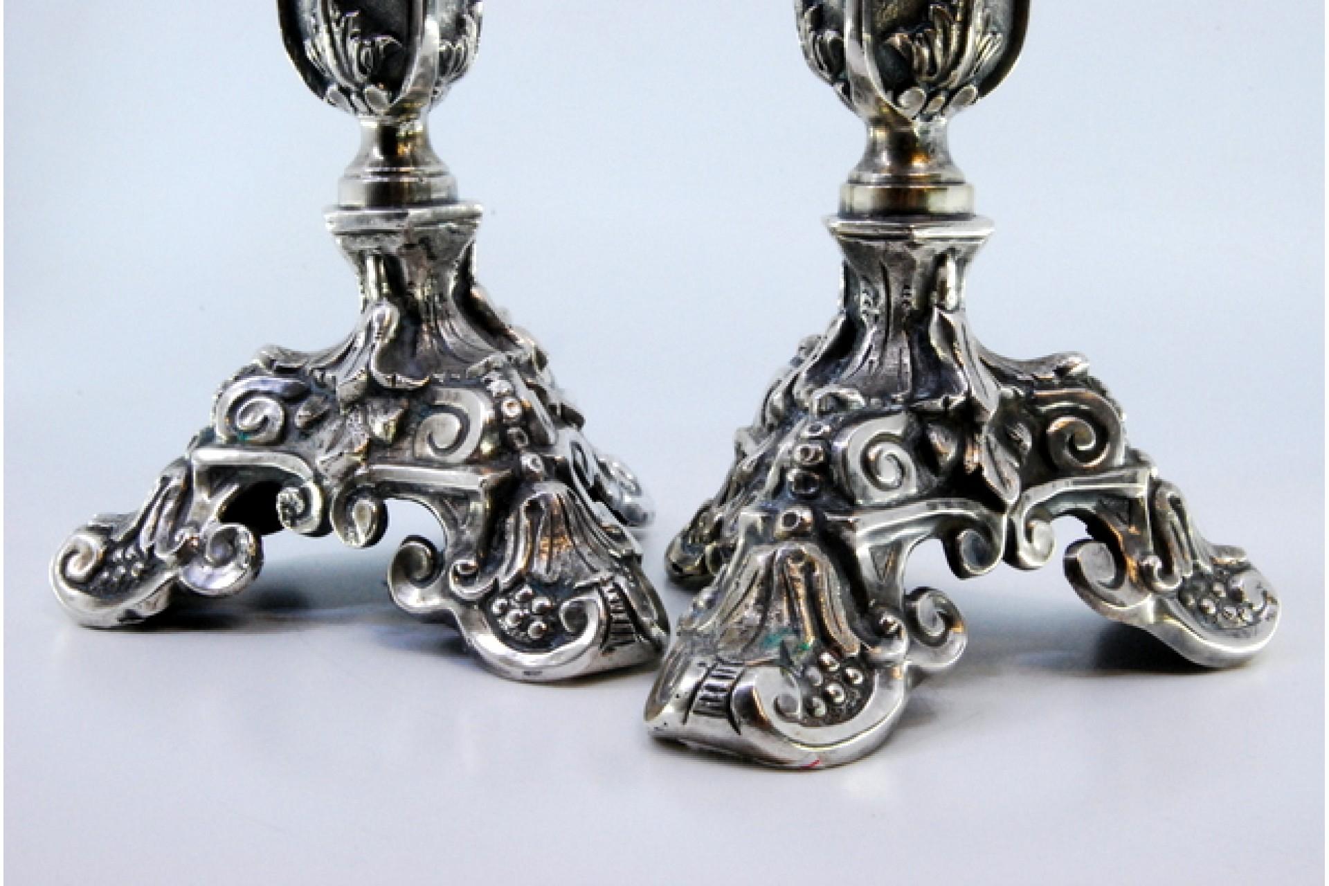 Silver candlesticks with embossed flowers and acanthus leaves on three feet For Sale 2