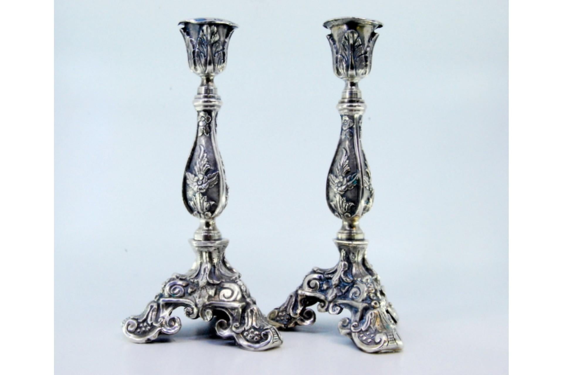 Silver candlesticks with embossed flowers and acanthus leaves on three feet For Sale 3