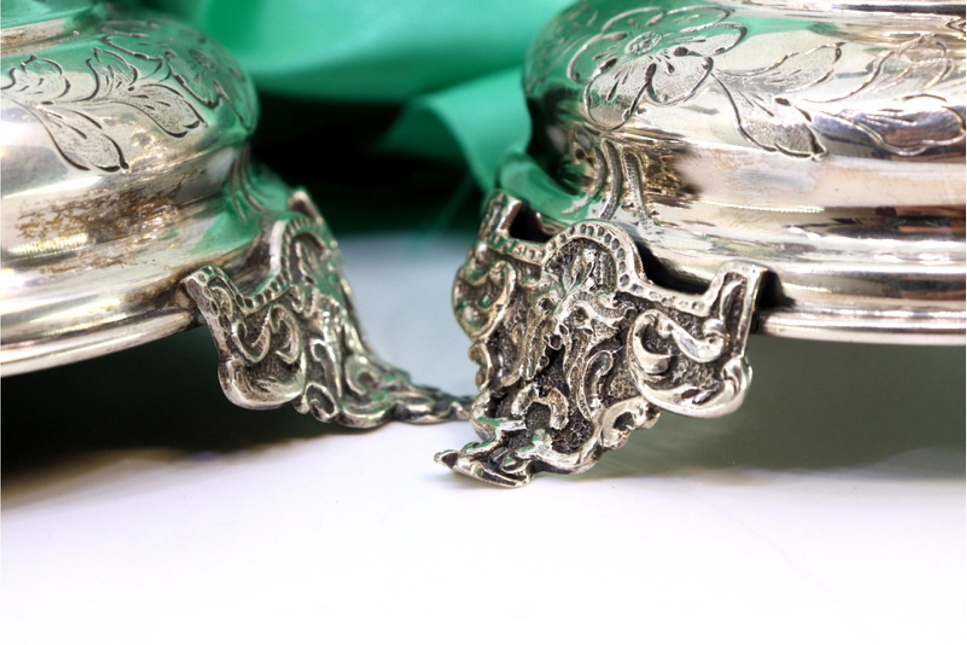 Silver candlesticks with floral engravings on circular bases with three feet In Good Condition For Sale In Porto, PT