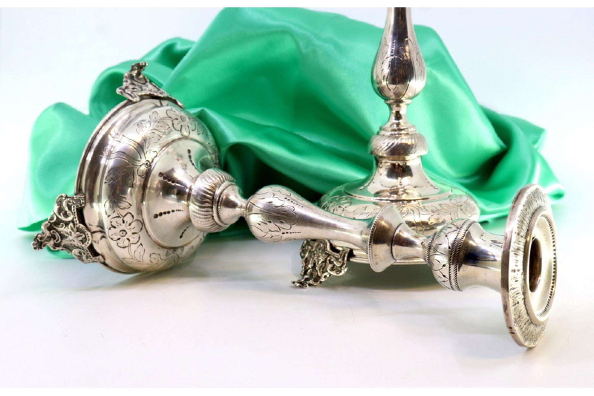 19th Century Silver candlesticks with floral engravings on circular bases with three feet For Sale