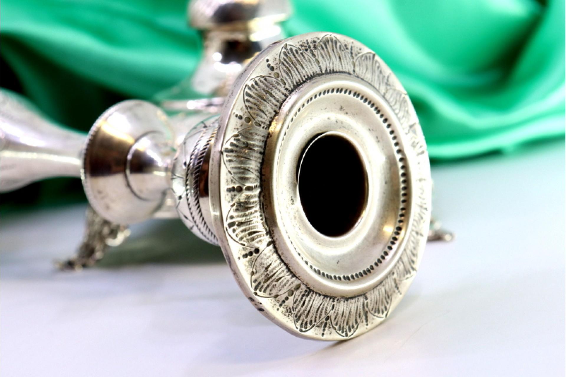 Silver candlesticks with floral engravings on circular bases with three feet For Sale 1