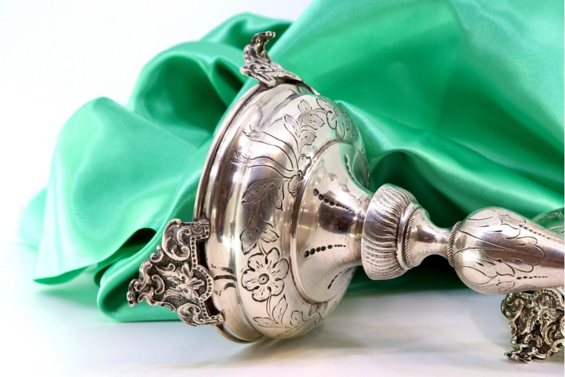 Silver candlesticks with floral engravings on circular bases with three feet For Sale 2