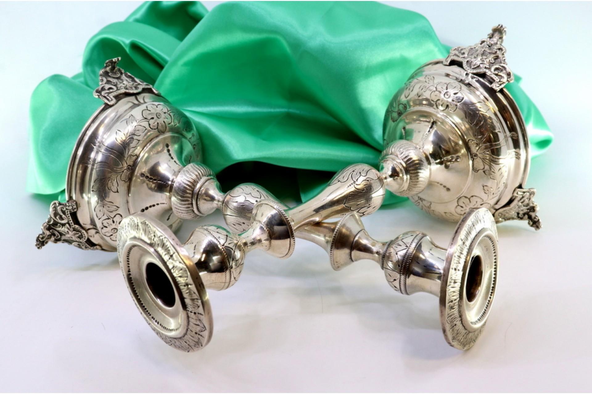 Silver candlesticks with floral engravings on circular bases with three feet For Sale 3