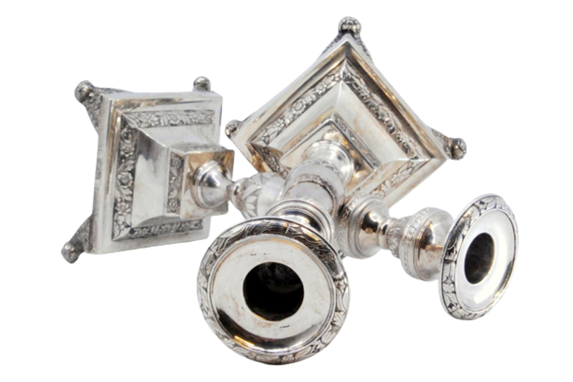 Description: Silver candlesticks engraved with flowers and palms, resting on square bases with circular feet. Metal: Silver. Origin: Portuguese. Brand: Lisboa Coroa. Weight: 831.02 grams (Set of candlesticks). Dimensions: 24x8.8cm. Content: