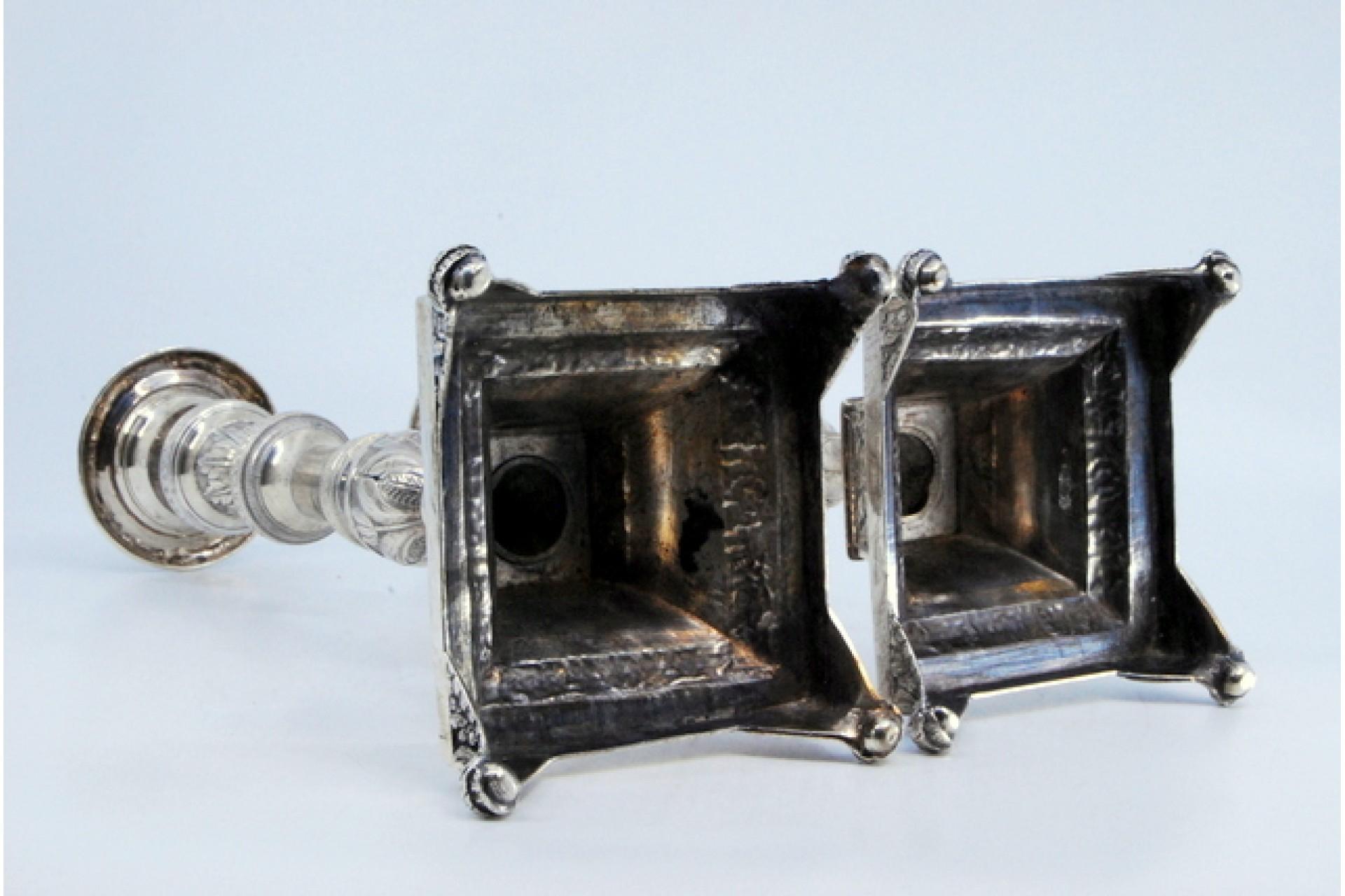 Silver candlesticks with floral engravings on square bases with round feet In Good Condition For Sale In Porto, PT