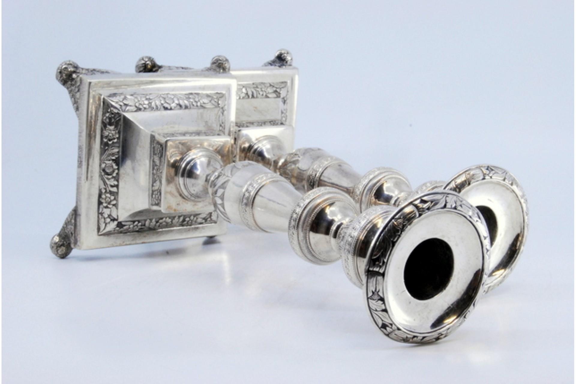 Silver candlesticks with floral engravings on square bases with round feet For Sale 1