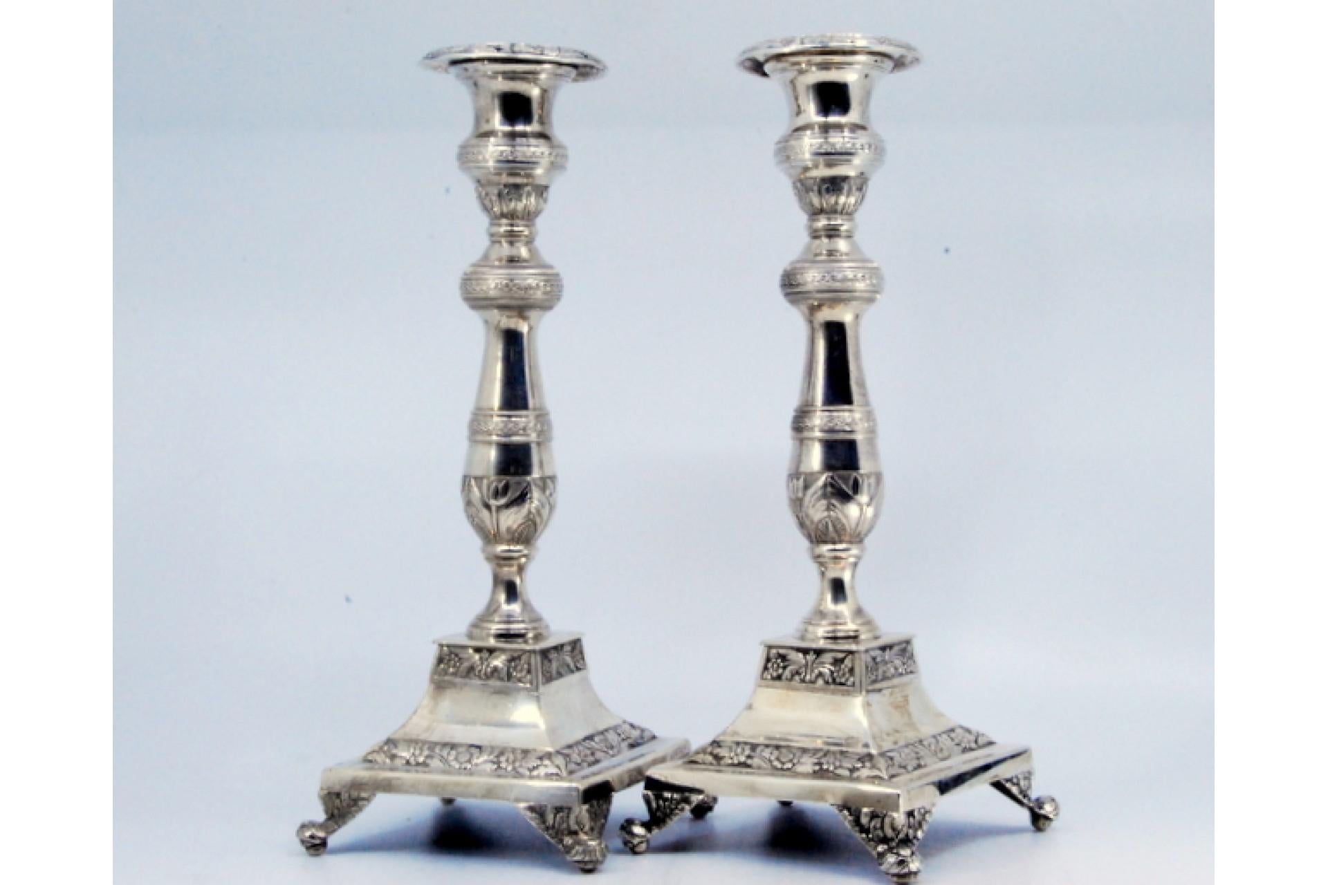 Silver candlesticks with floral engravings on square bases with round feet For Sale 2