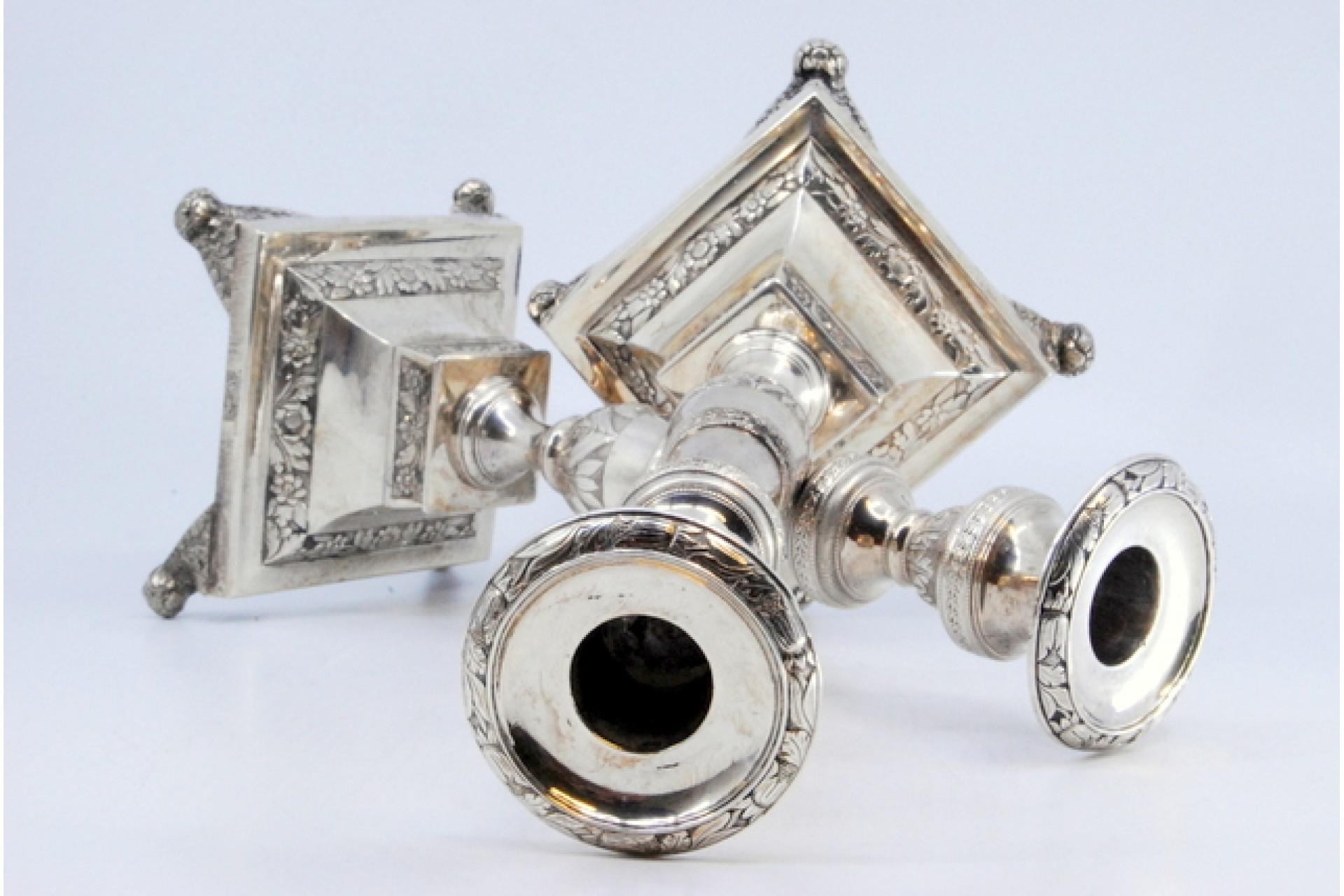 Silver candlesticks with floral engravings on square bases with round feet For Sale 3