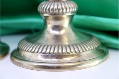 Bougeoirs en argent avec reliefs cannelés sur bases circulaires