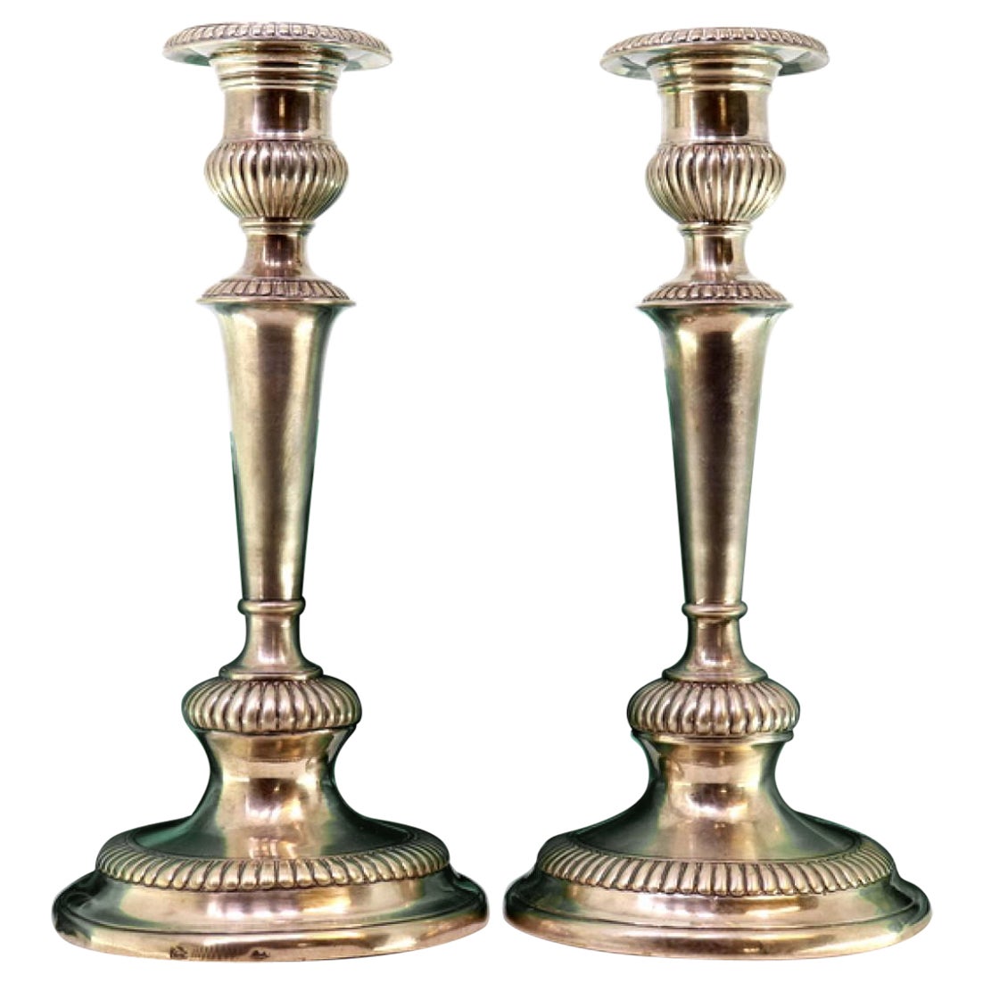 Silver candlesticks with fluted reliefs on circular bases