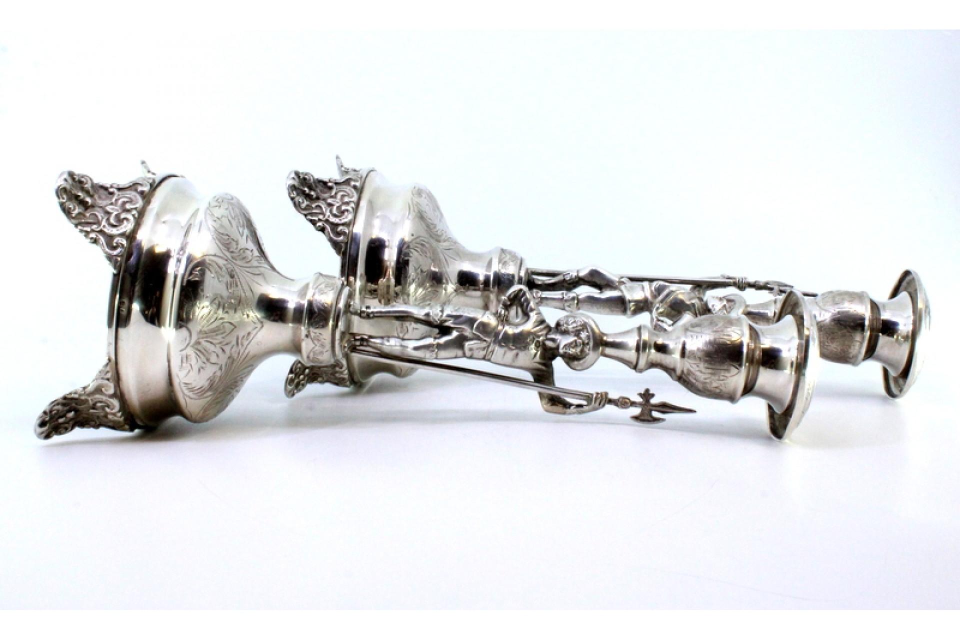 Silver candlesticks with halberdiers, plant engravings and embossed feet In Good Condition For Sale In Porto, PT