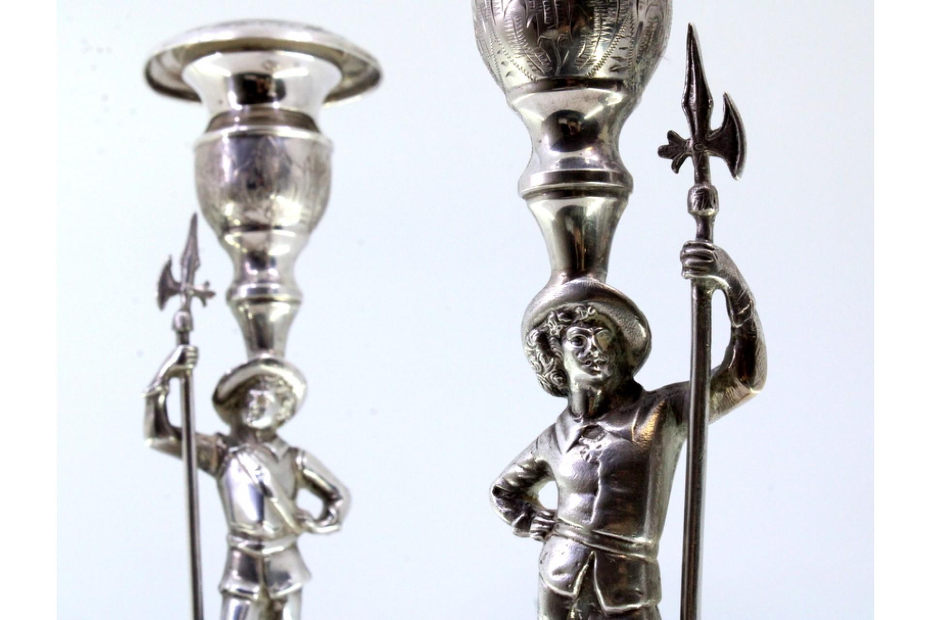 20th Century Silver candlesticks with halberdiers, plant engravings and embossed feet For Sale