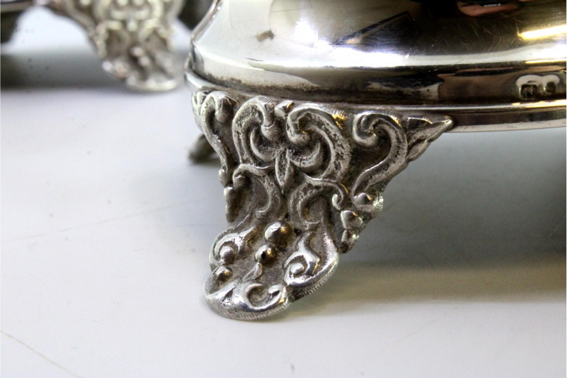 Silver candlesticks with halberdiers, plant engravings and embossed feet For Sale 1