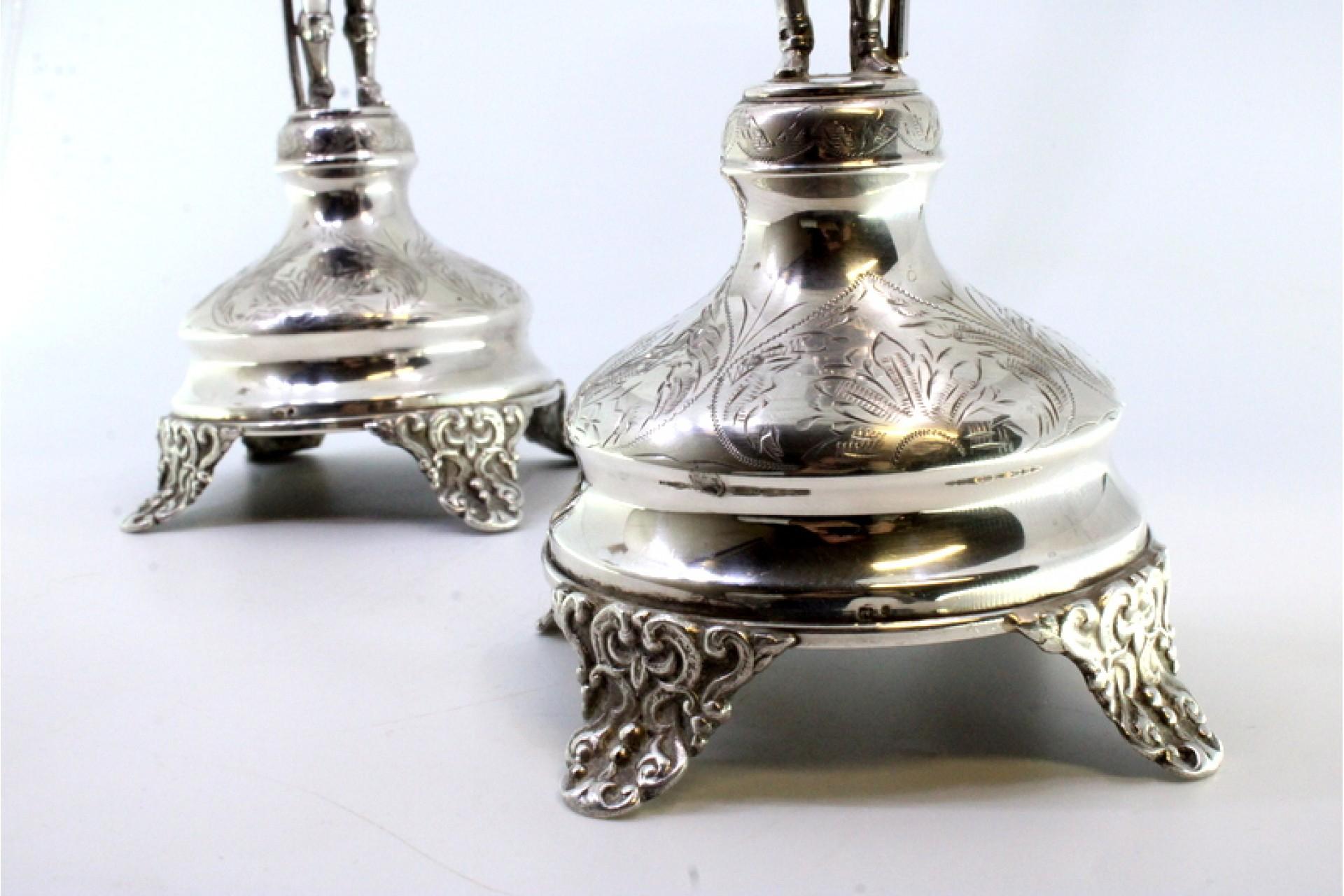 Silver candlesticks with halberdiers, plant engravings and embossed feet For Sale 2