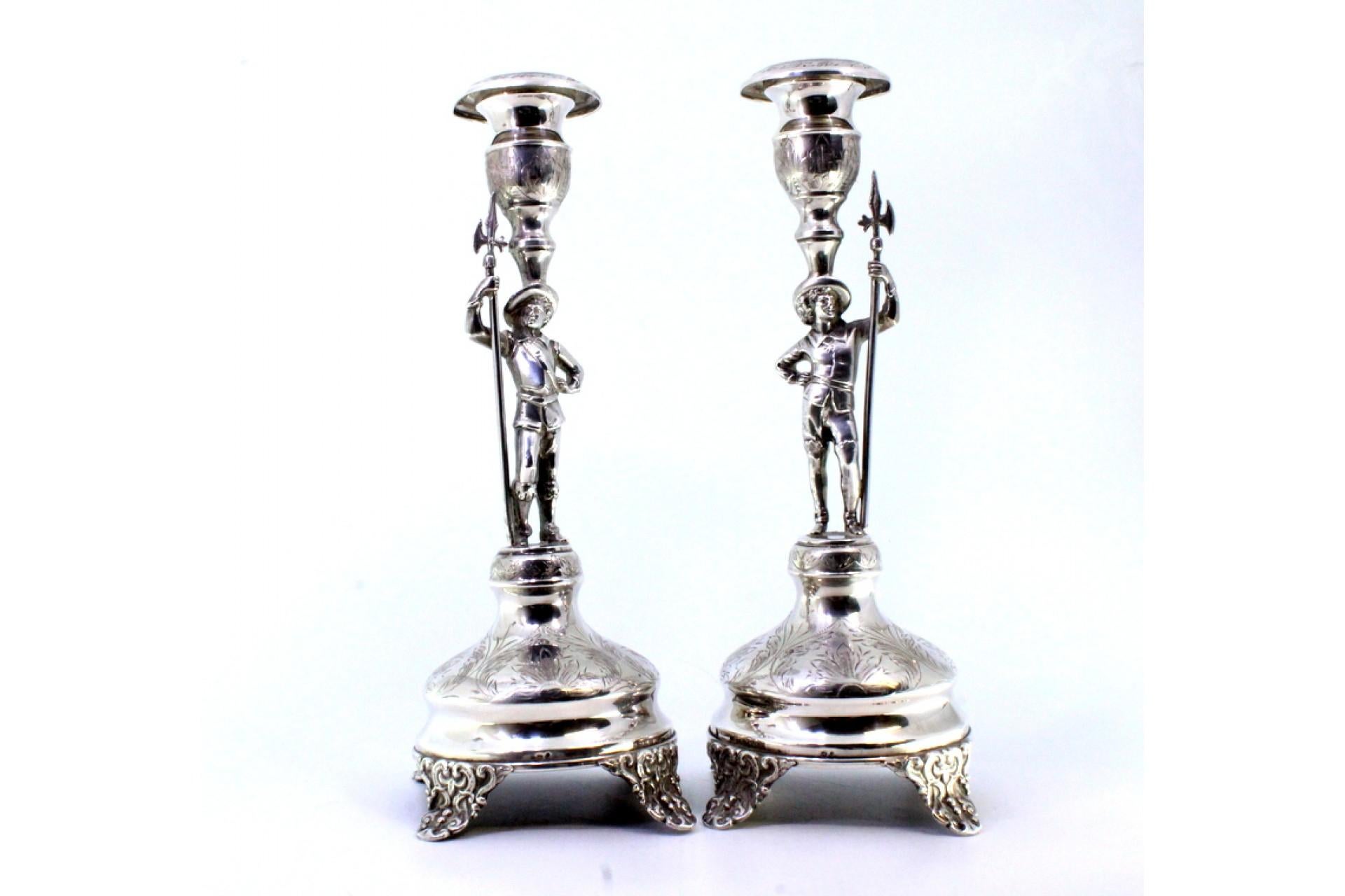 Silver candlesticks with halberdiers, plant engravings and embossed feet For Sale 3