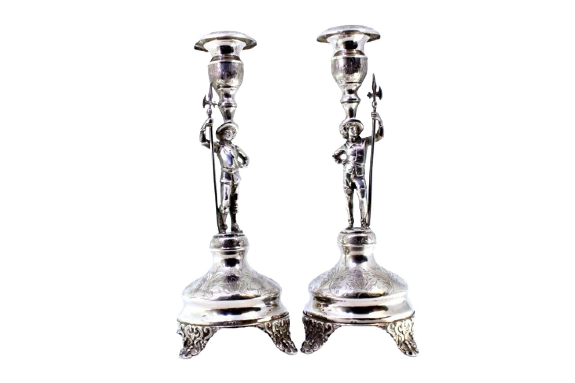 Silver candlesticks with halberdiers, plant engravings and embossed feet For Sale