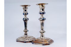 Bougeoirs en argent avec bases octogonales remplies dans le style moderniste.