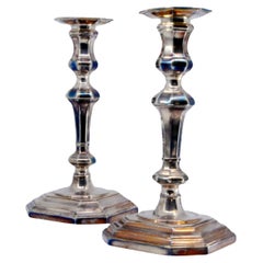 Candeleros de plata con base octogonal rellenos de estilo modernista Candeleros de plata con base octogonal rellenos de estilo modernista