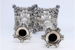 Silberne Kerzenständer mit palmengeprägten Stielen auf Muschelsockeln mit Klauenfüßen