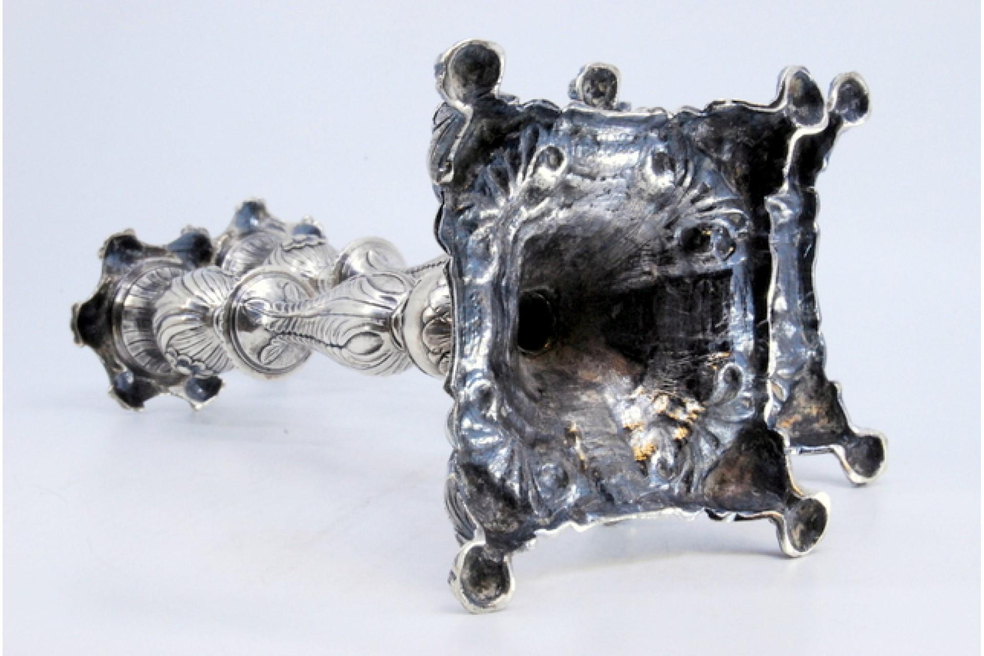 Silver candlesticks with palm-embossed stems on shell bases with claw feet In Good Condition For Sale In Porto, PT