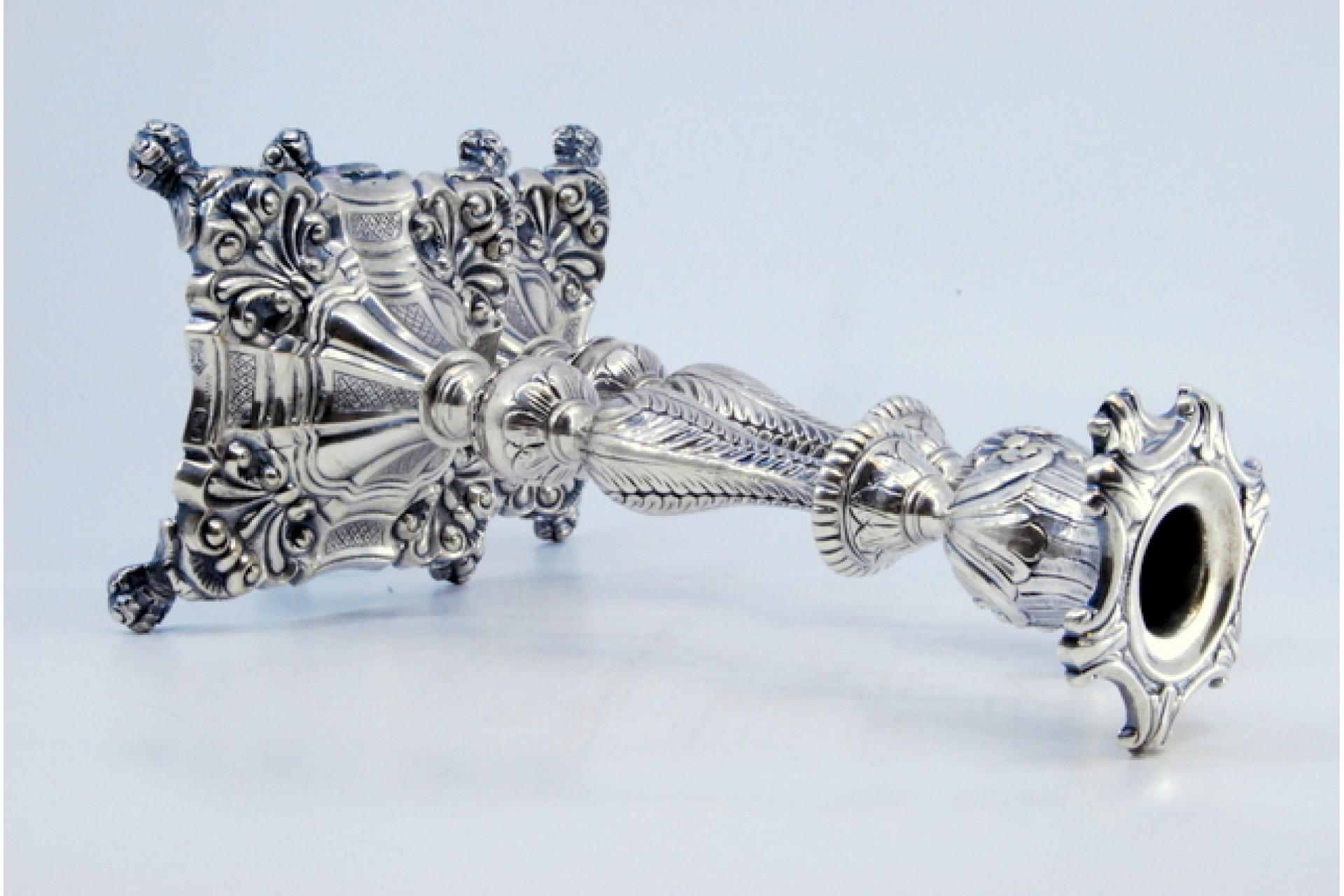 Silver candlesticks with palm-embossed stems on shell bases with claw feet For Sale 1