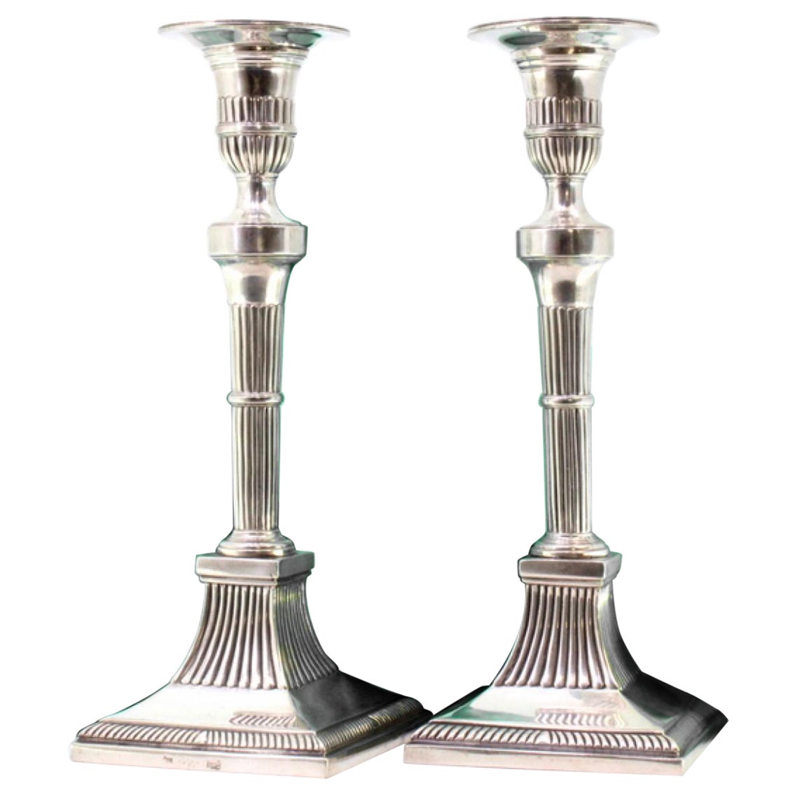 Candelieri in argento con rilievi e scanalature su basi quadrate in stile D. A. Style in vendita