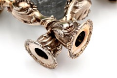 Candelieri in argento con rilievi e applicazioni rivelate