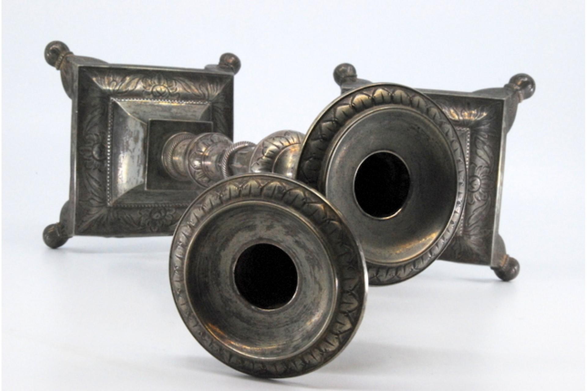 Silver candlesticks with turned embossed shafts on square bases with four legs In Good Condition For Sale In Porto, PT