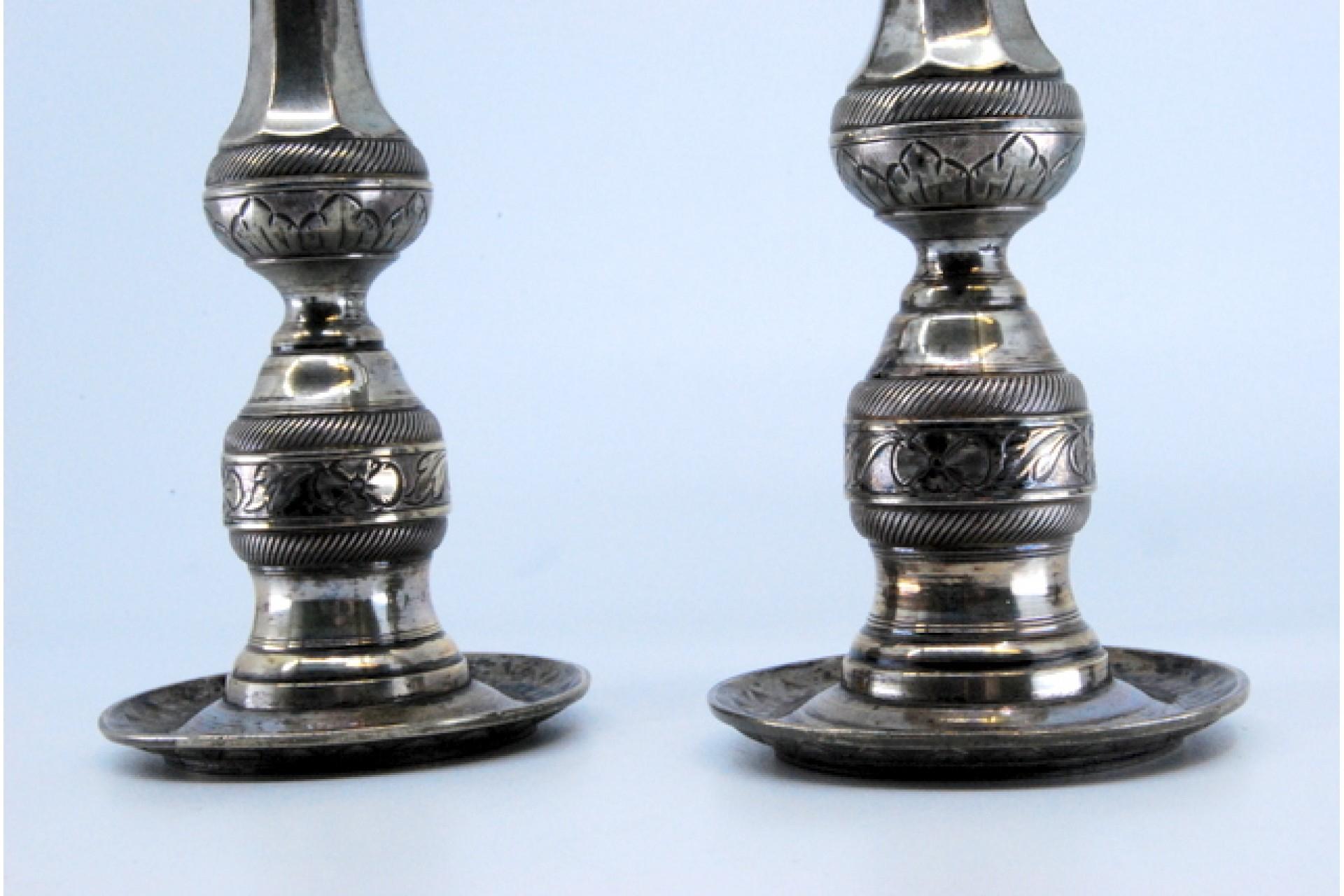Silver candlesticks with turned embossed shafts on square bases with four legs For Sale 2