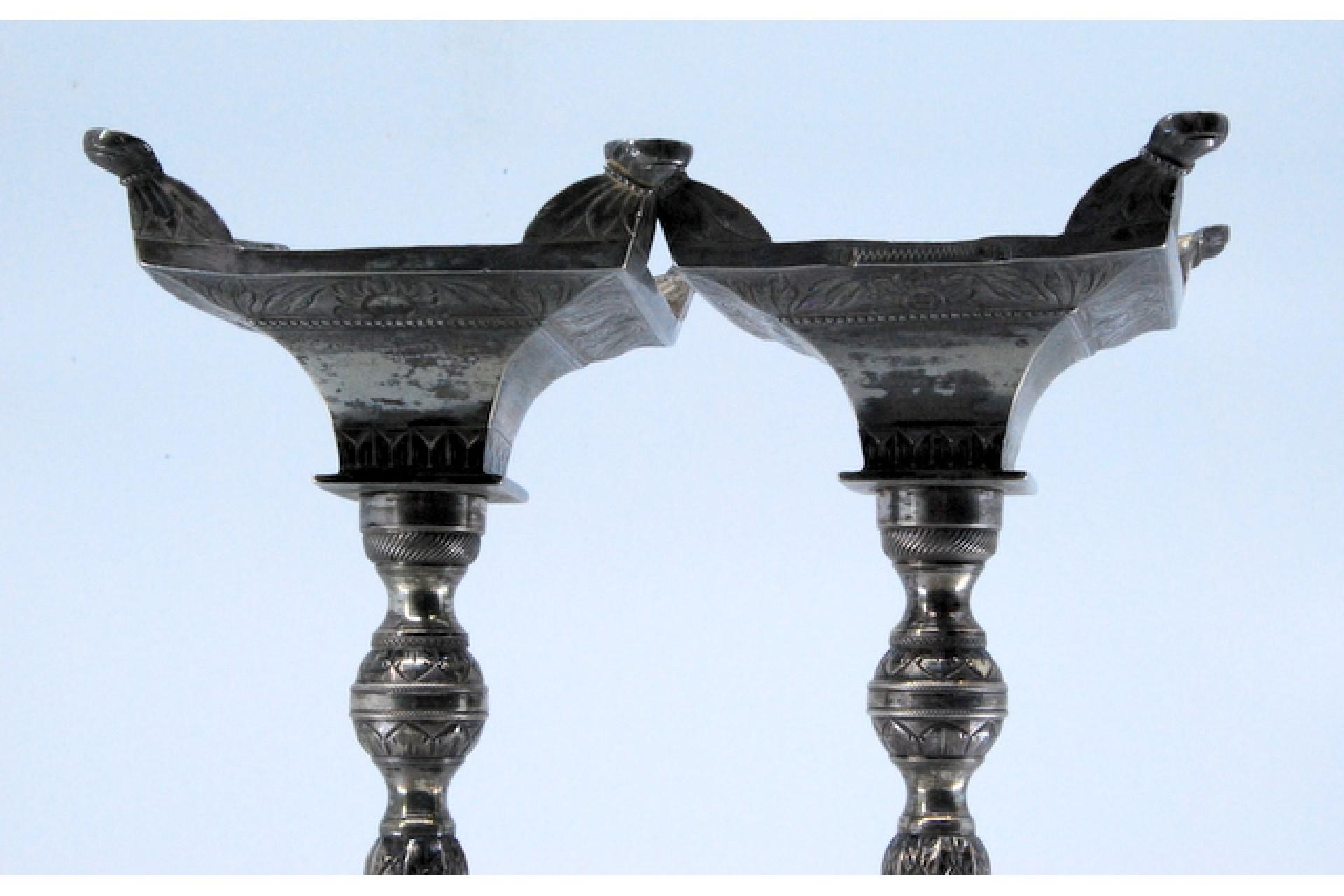 Silver candlesticks with turned embossed shafts on square bases with four legs For Sale 3