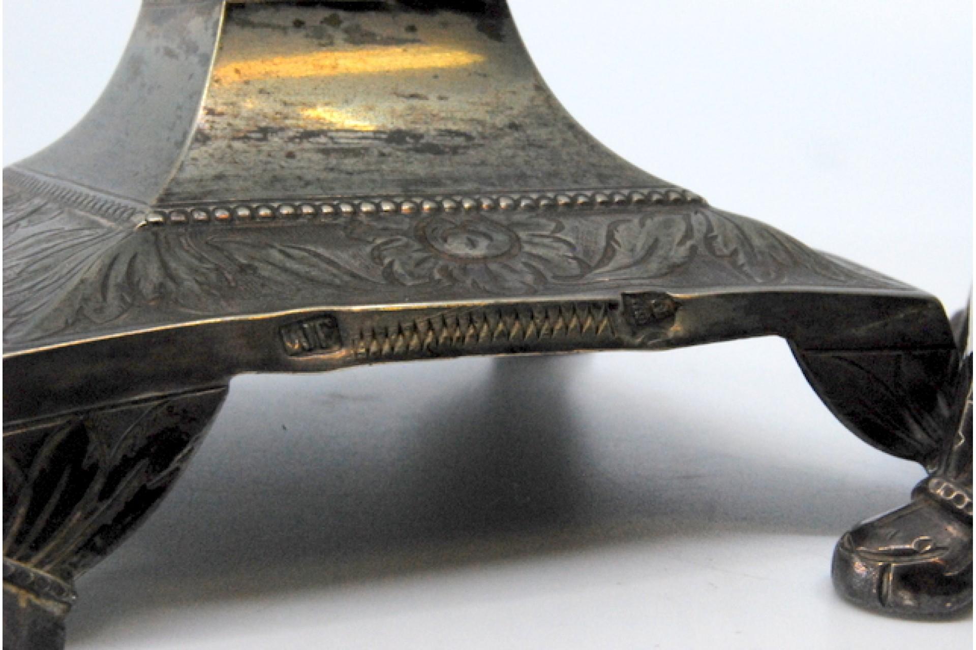 Silver candlesticks with turned embossed shafts on square bases with four legs For Sale 4