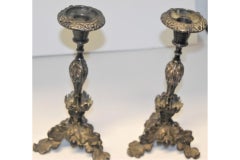 Candelieri in argento con steli torniti e foglie d'acanto su basi a tripode