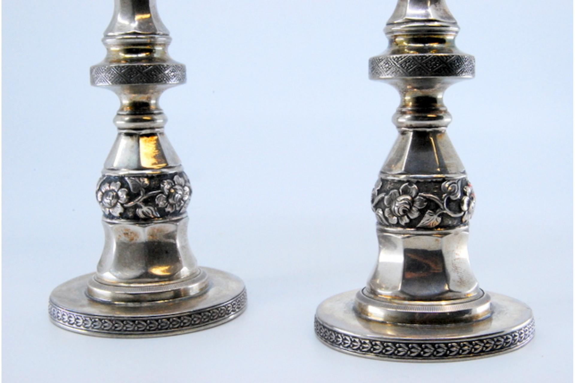 Silver candlesticks with turned stems and floral reliefs on four-foot bases In Good Condition For Sale In Porto, PT