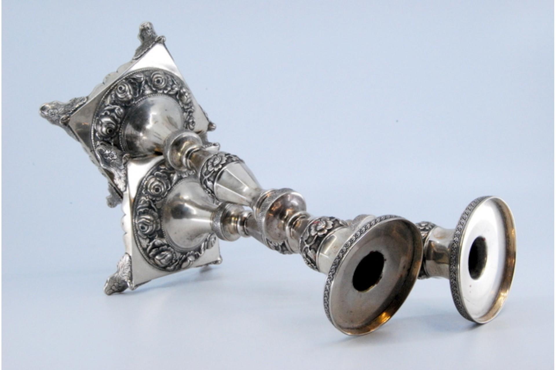 Silver candlesticks with turned stems and floral reliefs on four-foot bases For Sale 2