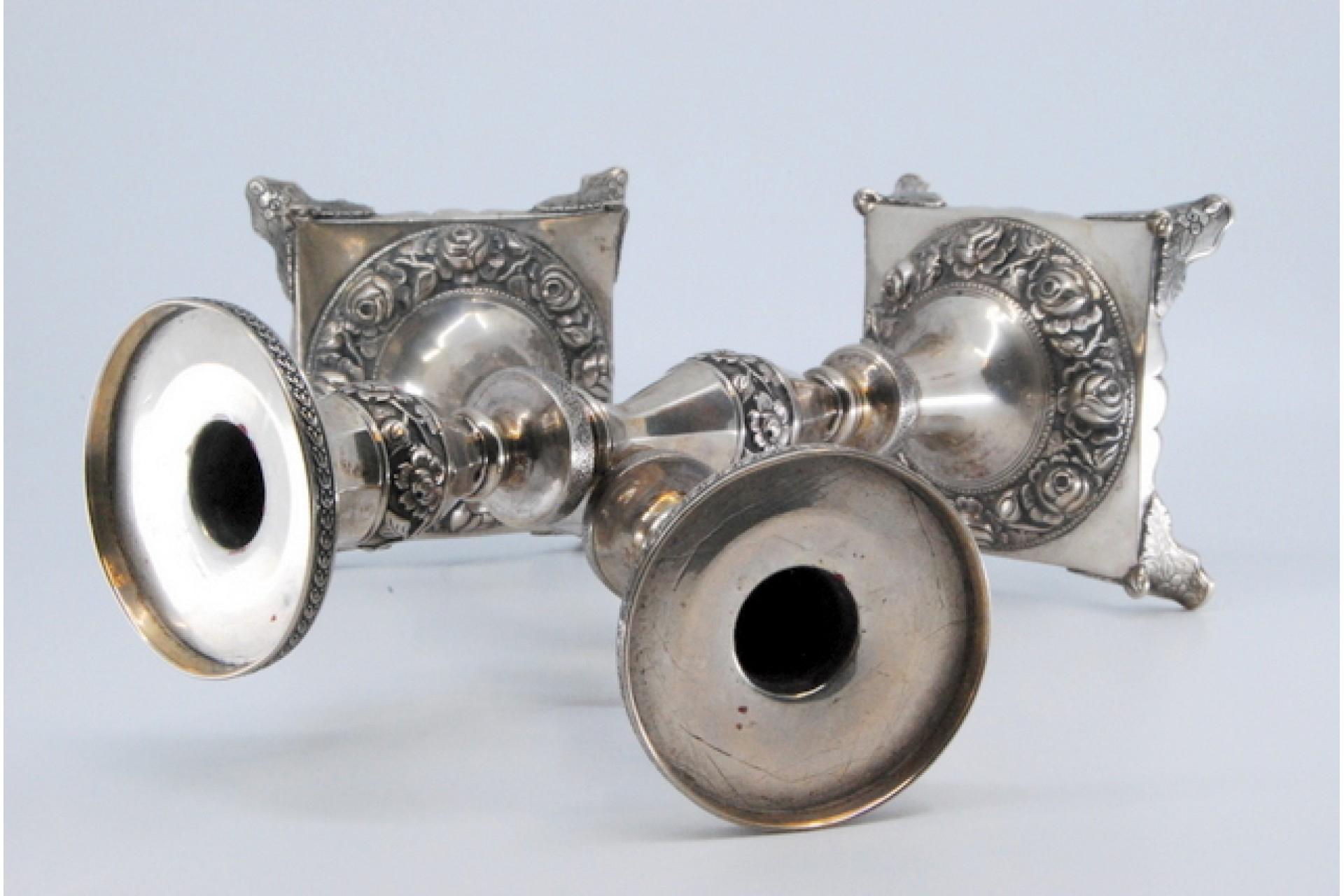 Silver candlesticks with turned stems and floral reliefs on four-foot bases For Sale 3