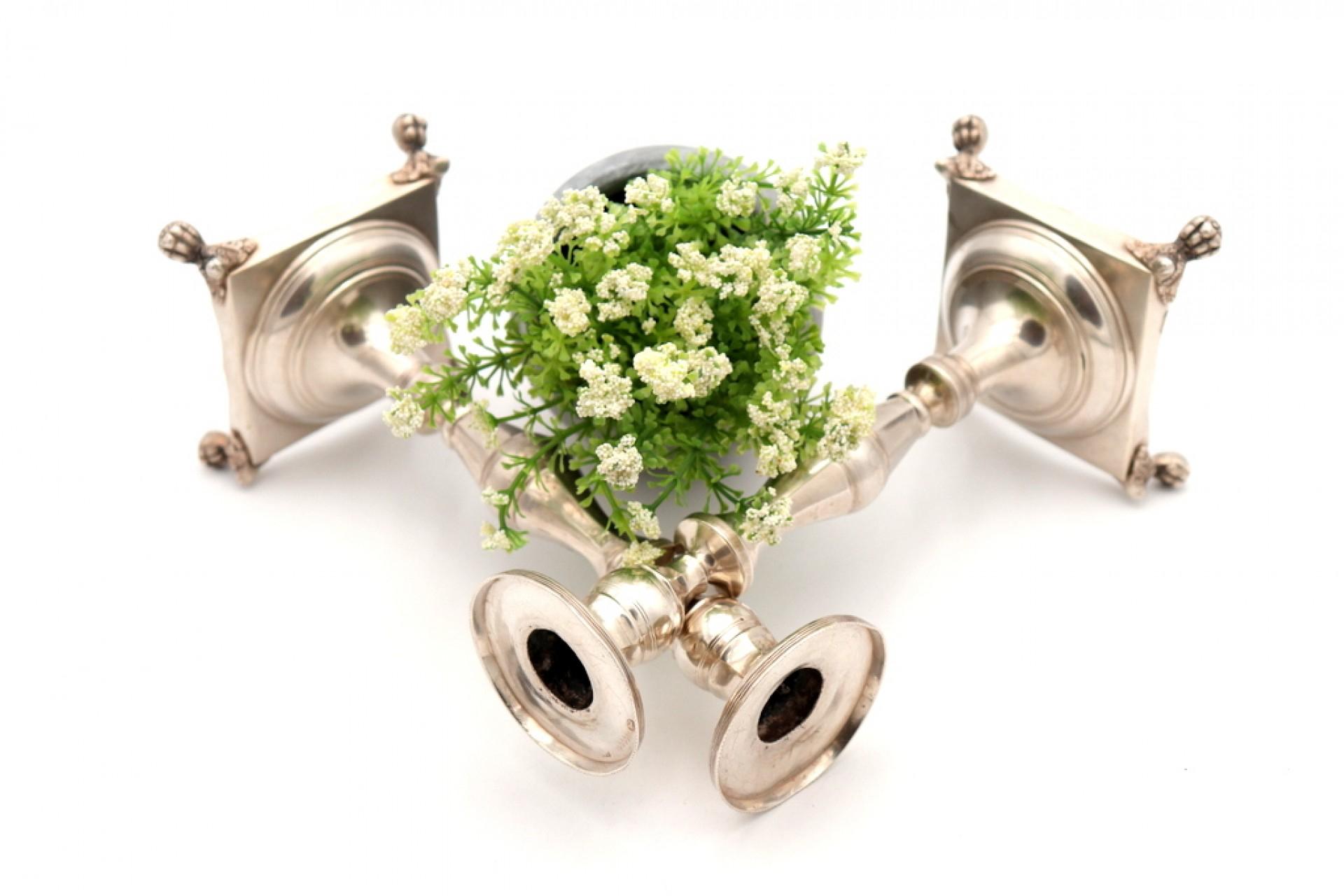 Silver candlesticks with turned stems For Sale 2