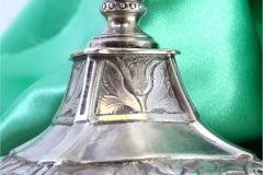 Candelieri in argento con steli torniti su basi quadrate con piedi ad artiglio