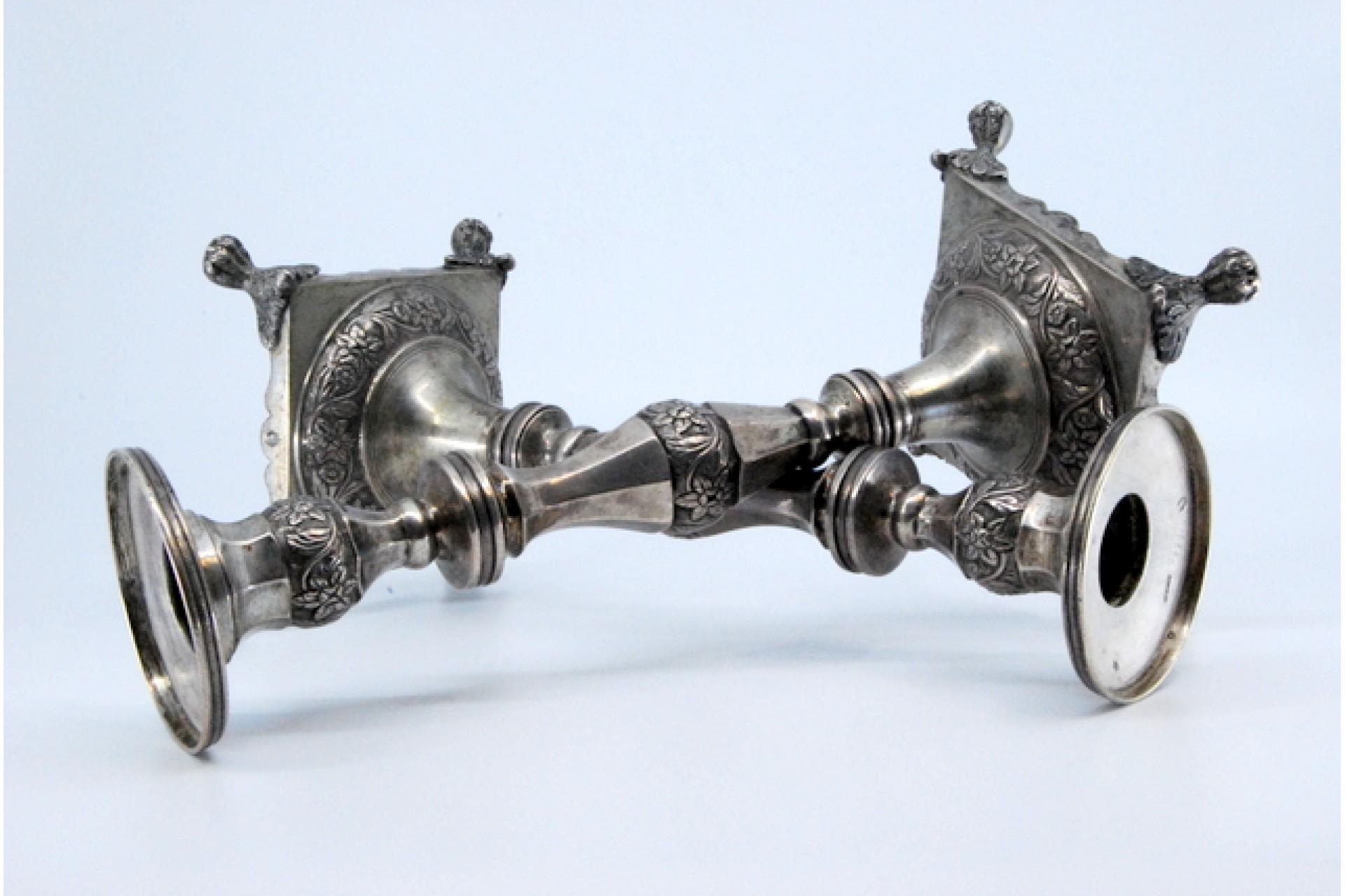 Silver candlesticks with turned stems on square bases with claw feet In Good Condition For Sale In Porto, PT