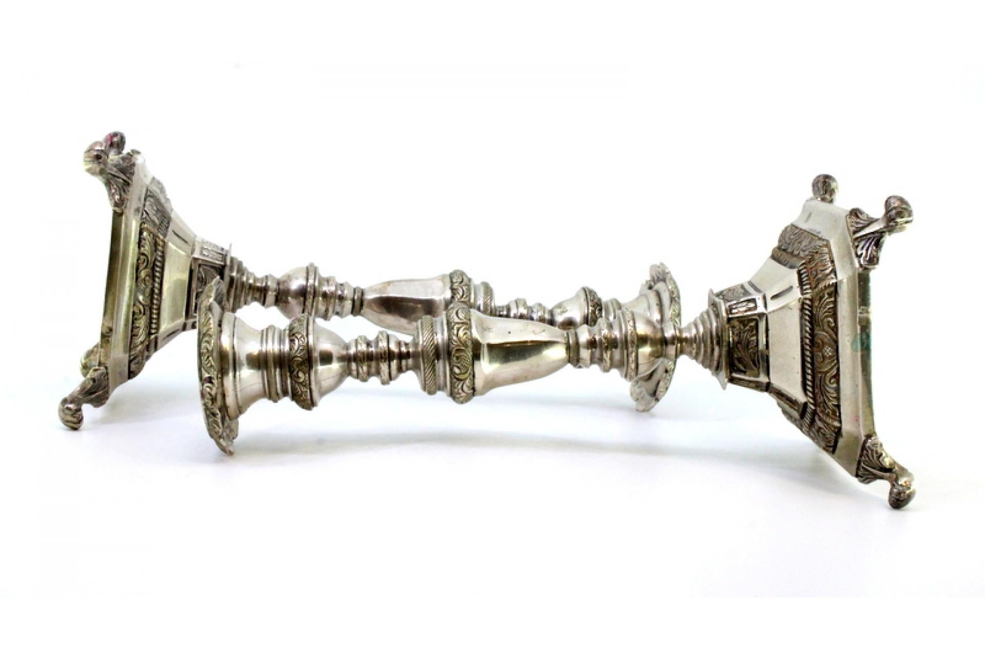 Silver candlesticks with turned stems on square bases with claw feet im Zustand „Gut“ im Angebot in Porto, PT