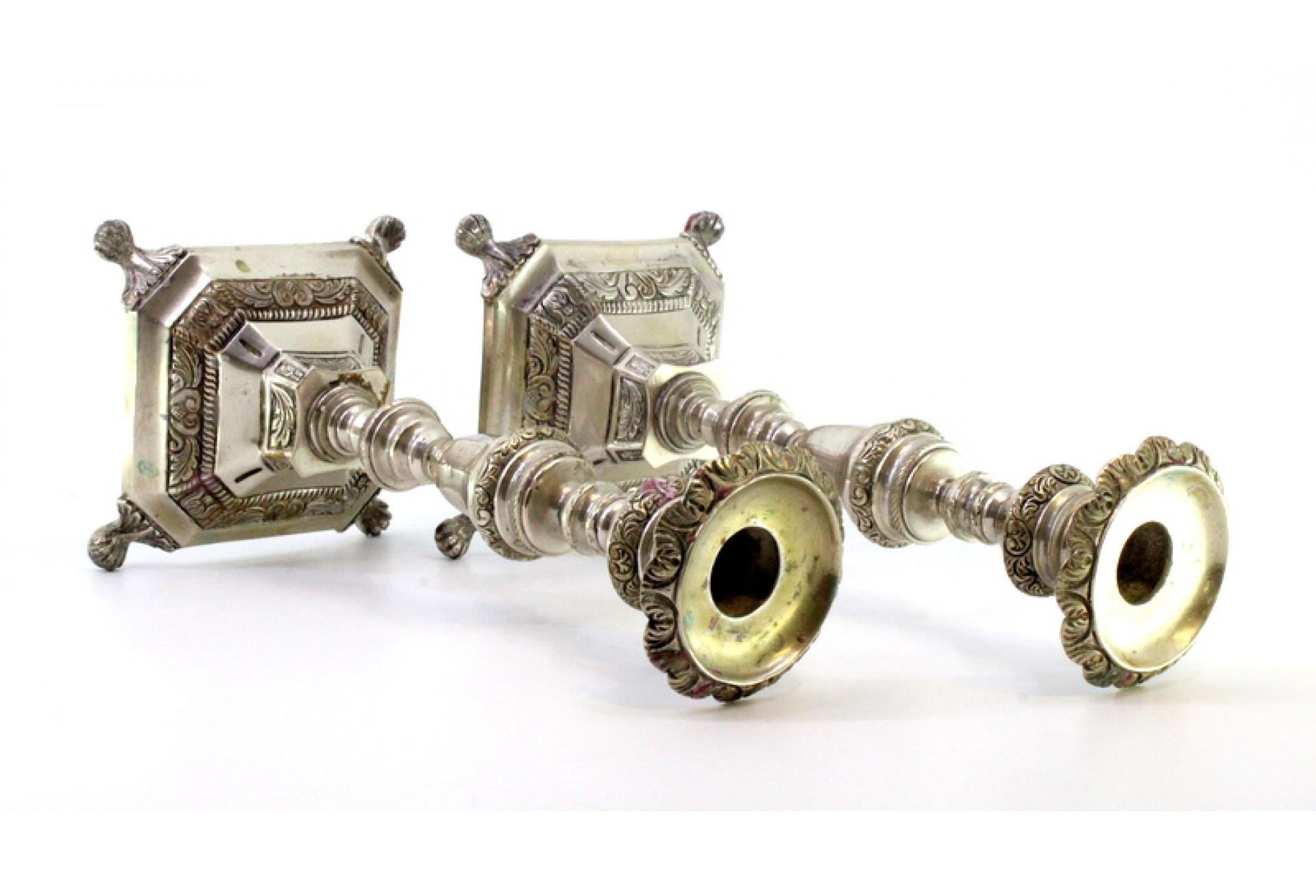 Silver candlesticks with turned stems on square bases with claw feet (20. Jahrhundert) im Angebot